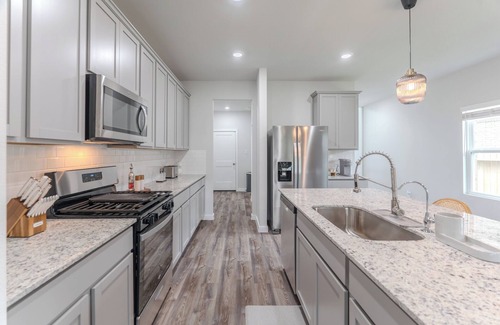 Magnolia House | NEW 5 bdr + lake view + playground + BBQ, fits 10!