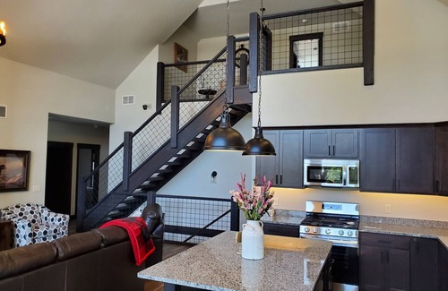 Lead House | New 5 Bed 4 Bath Cabin, Fire Pit, Hot Tub, Arcade Games & All Paved Roads