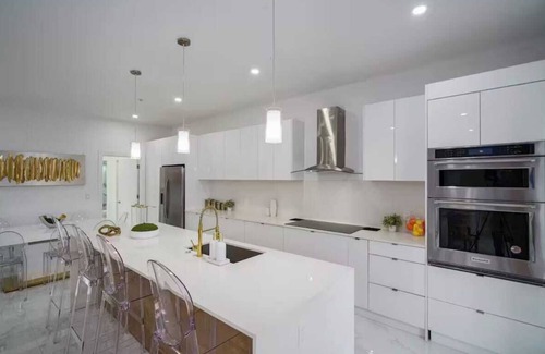 Pompano Beach House | New 5BR Villa Beach Walk Jacuzzi Retreat