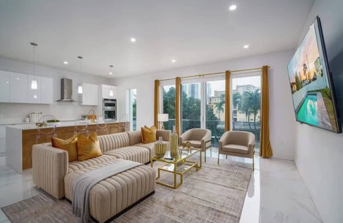 Pompano Beach House | New 5BR Villa Beach Walk Jacuzzi Retreat