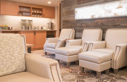 Banff Apartment | New Accessible Room, 1 Minute from Banff Centre!