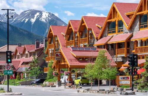 Banff Apartment | New Accessible Room, 1 Minute from Banff Centre!