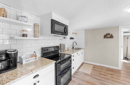 Wears Valley House | New! Adorable 1BR w/MTN Views! Hot Tub*Location!