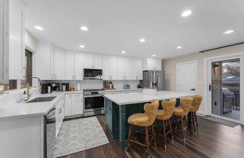 Flagstaff House | NEW! Amazing Boho Luxury 5 Bedroom 3 Bath Hot-Tub, AC & Arcade