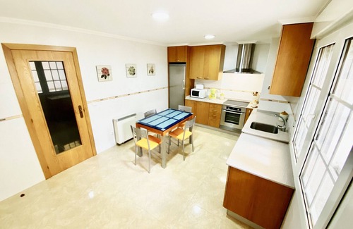 Vilanova Apartment | New and spacious apartment with garage space 500 meters from beaches