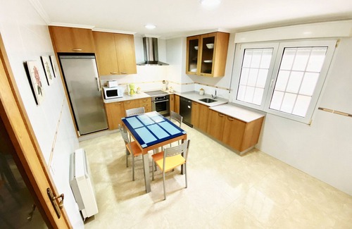 Vilanova Apartment | New and spacious apartment with garage space 500 meters from beaches