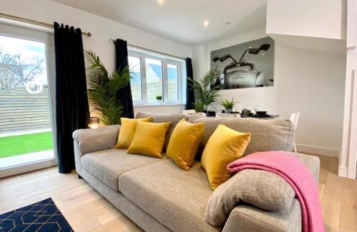 Poole House | NEW Beautiful Large 3 bedroom House - 5 Minutes to the nearest Beach! - Great Location - Garden - Parking - Fast WiFi - Smart TV - Newly decorated - sleeps up to 7! Close to Poole & Bournemouth & Sandbanks