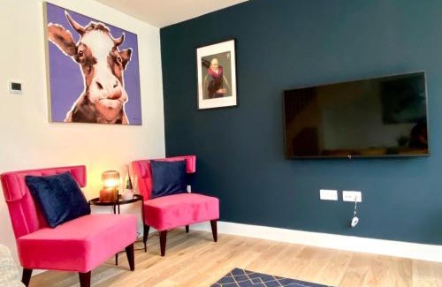 Poole House | NEW Beautiful Large 3 bedroom House - 5 Minutes to the nearest Beach! - Great Location - Garden - Parking - Fast WiFi - Smart TV - Newly decorated - sleeps up to 7! Close to Poole & Bournemouth & Sandbanks