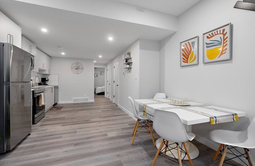 Northwest Edmonton Apartment | NEW BUILD Centrally Located Modern Suite - Wifi & Optik TV