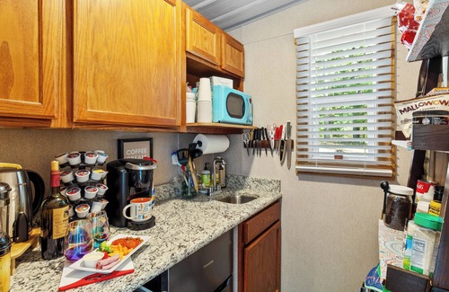 South Toledo Bend House | "New Build-Tiny House” Sleeps 3 HotTub Private Gazebo 🐾 friendly BBQ/5 acres