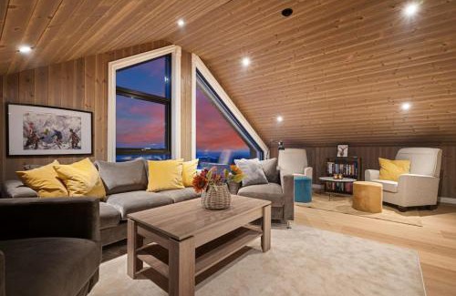 Rauland House | New cabin ski in out, fireplace & mountain view
