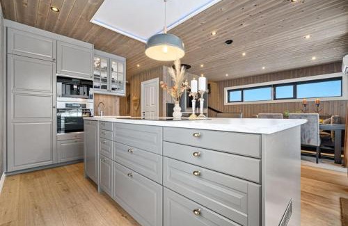 Rauland House | New cabin ski in out, fireplace & mountain view