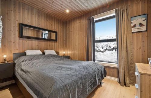 Rauland House | New cabin ski in out, fireplace & mountain view