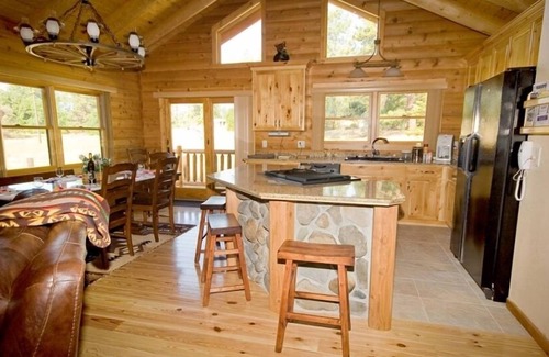 Mariposa Cabin | New Cedar Log House at Yosemite Gate