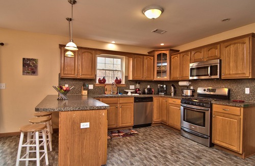Long Pond House | New Centrally Located Large House, Central, Jacuzzi, Pool, BBQ, Skiing
