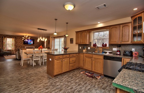 Long Pond House | New Centrally Located Large House, Central, Jacuzzi, Pool, BBQ, Skiing