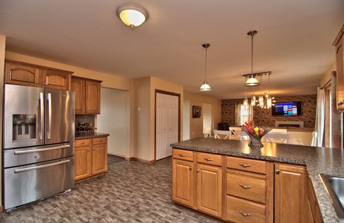 Long Pond House | New Centrally Located Large House, Central, Jacuzzi, Pool, BBQ, Skiing