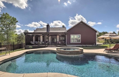Bastrop House | NEW! Charming 2BD/2BA Home with a Beautiful Heated Jacuzzi and Pool!