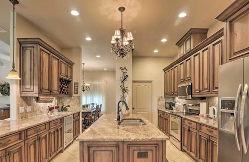 Bastrop House | NEW! Charming 2BD/2BA Home with a Beautiful Heated Jacuzzi and Pool!