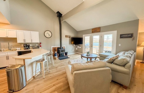 Thayerville House | New: Charming Condo with Lake Views. Super Central!