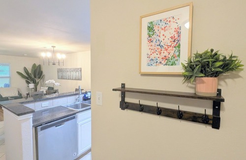 Brookshire House | NEW Charming Warm Retreat for 8 Fully Equipped Fast WiFi Modern Comforts