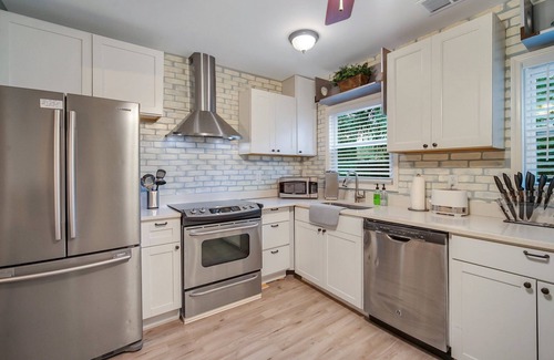 Midtown House | New Cheerful Renovated Home - 5 Min to Downtown!