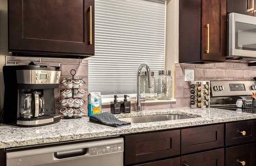 Roseville Apartment | New! Cozy 1BR Upper Unit in the Heart of Roseville