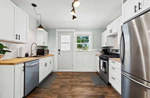 New Baltimore House | New! Cozy 2BR near Lake at Anchor Bay