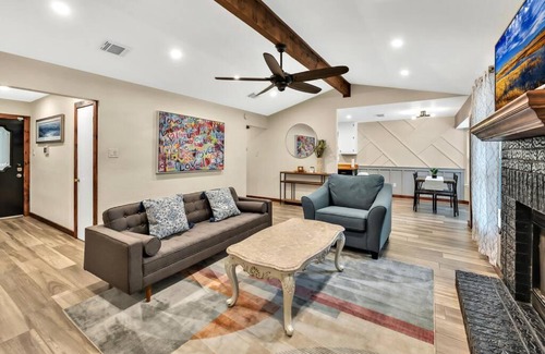 Hewitt House | New Cozy Retreat Located 15 minutes to Waco
