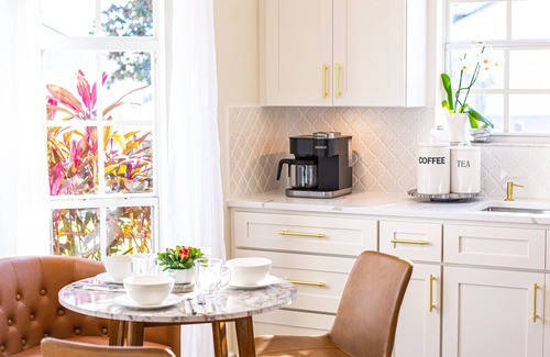 West Haven House | New! Delightful Retreat close to Disney - 2 Kings. Free heated pool.