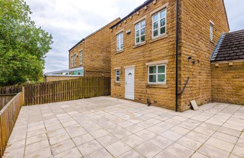 Rastrick House | NEW! Detached 4BR, Driveway Parking, Spacious House by Guardian Stays