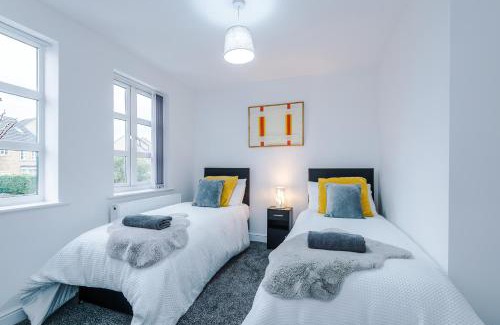 Rastrick House | NEW! Detached 4BR, Driveway Parking, Spacious House by Guardian Stays