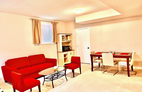 Ottawa Division House | New Entire Upper level basement suite. Bright and spacious. Pet friendly.
