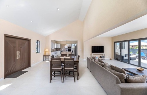 Maynards House | New Family-sized House w/pool, 5 mins from beach