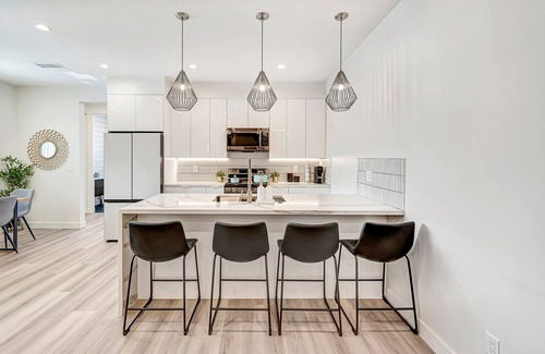 Reseda House | New! Gorgeous King Suit House with Pool!