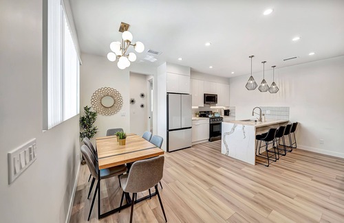 Reseda House | New! Gorgeous King Suit House with Pool!