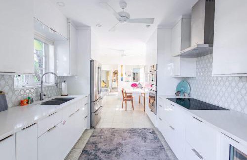 New Town House | New Hidden Oasis- Waterfall Pool Close to Beach