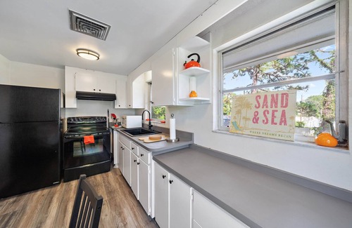 Laurel Apartment | New Host Special! Tangerine