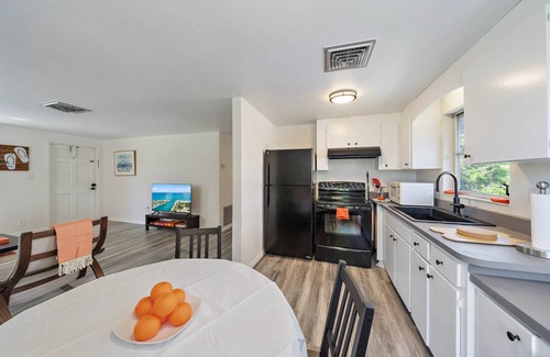 Laurel Apartment | New Host Special! Tangerine