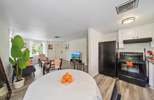 Laurel Apartment | New Host Special! Tangerine