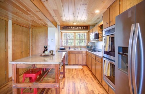 Fleetwood Cabin | NEW LISTING! Beautiful Cabin with Mountain View in Fleetwood Falls