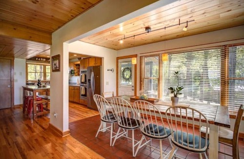 Fleetwood Cabin | NEW LISTING! Beautiful Cabin with Mountain View in Fleetwood Falls