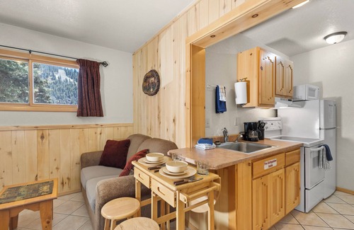 Red River House | New Listing! "Casa Del Rio Rojo 10" 1 Bedroom, In Town, 2 Blocks to River, Jetted Tub, Pet Friendly
