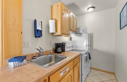 Red River House | New Listing! "Casa Del Rio Rojo 10" 1 Bedroom, In Town, 2 Blocks to River, Jetted Tub, Pet Friendly