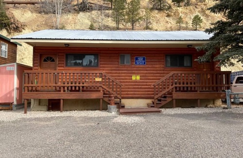 Red River House | New Listing! "Casa Del Rio Rojo 10" 1 Bedroom, In Town, 2 Blocks to River, Jetted Tub, Pet Friendly