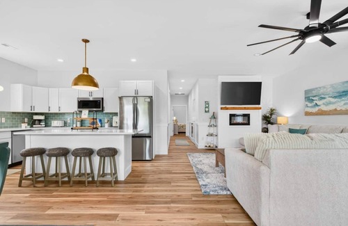 Tranquil Harbour House | New Listing | Luxury House, 5 Min Walk to Beach!