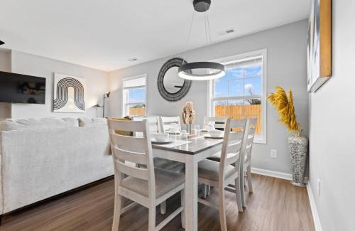 Terry Sanford Apartment | New LUXE APT 3BR Downtown Fay Unit B