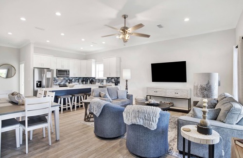 Gulf Shores House | “New”Luxe Beach House HEATED PRIVATE POOL! Sleeps 10, 4 Min. walk to the Beach