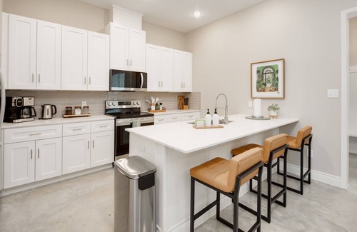 Country Club Estates House | New LUXURY Aggies @Midtown: 6 mins to Kyle Field - Sleeps 9 comfortably