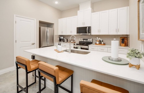 Country Club Estates House | New LUXURY Aggies @Midtown: 6 mins to Kyle Field - Sleeps 9 comfortably